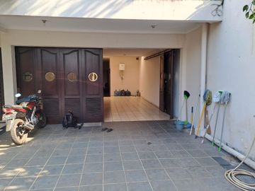 DISEWAKAN RUMAH (Ada Kolam Renang) DI JL. KEMANG TIMUR JAKARTA SELATAN