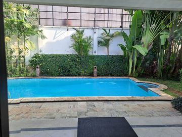 DISEWAKAN RUMAH (Ada Kolam Renang) DI JL. KEMANG TIMUR JAKARTA SELATAN