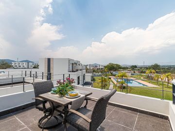 CASA EN VENTA EN XOCHITEPEC, MORELOS; MEX. 3 RECÁMARAS, ALBERCA, CANCHAS DE PÁDEL, TENIS, FÚTBOL.