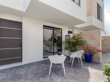 CASA EN VENTA EN XOCHITEPEC, MORELOS; MEX. 3 RECÁMARAS, ALBERCA, CANCHAS DE PÁDEL, TENIS, FÚTBOL.
