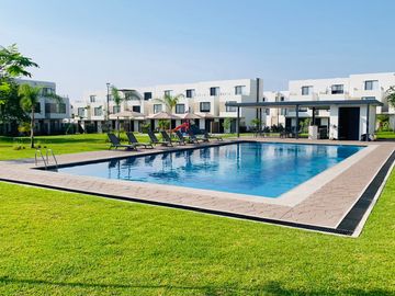 CASA EN VENTA EN XOCHITEPEC, MORELOS; MEX. 3 RECÁMARAS, ALBERCA, CANCHAS DE PÁDEL, TENIS, FÚTBOL.