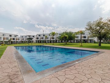 CASA EN VENTA EN XOCHITEPEC, MORELOS; MEX. 3 RECÁMARAS, ALBERCA, CANCHAS DE PÁDEL, TENIS, FÚTBOL.