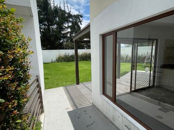Casa 4 dormitorios + Estudio y Patio. en Venta. Tumbaco / Tola Chica / Conjunto Savanne