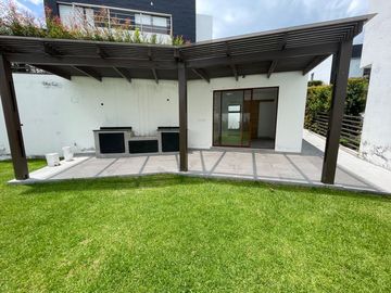 Casa 4 dormitorios + Estudio y Patio. en Venta. Tumbaco / Tola Chica / Conjunto Savanne