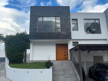 Casa 4 dormitorios + Estudio y Patio. en Venta. Tumbaco / Tola Chica / Conjunto Savanne