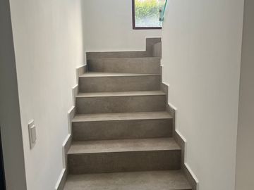 Casa 4 dormitorios + Estudio y Patio. en Venta. Tumbaco / Tola Chica / Conjunto Savanne