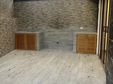 Casa 4 dormitorios + Estudio y Patio. en Venta. Tumbaco / Tola Chica / Conjunto Savanne