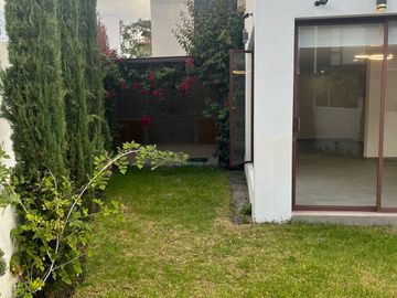Casa 4 dormitorios + Estudio y Patio. en Venta. Tumbaco / Tola Chica / Conjunto Savanne