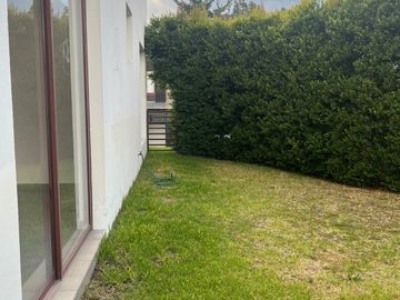 Casa 4 dormitorios + Estudio y Patio. en Venta. Tumbaco / Tola Chica / Conjunto Savanne