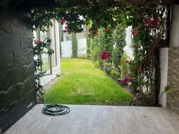 Casa 4 dormitorios + Estudio y Patio. en Venta. Tumbaco / Tola Chica / Conjunto Savanne