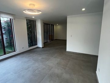 Casa 4 dormitorios + Estudio y Patio. en Venta. Tumbaco / Tola Chica / Conjunto Savanne