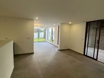 Casa 4 dormitorios + Estudio y Patio. en Venta. Tumbaco / Tola Chica / Conjunto Savanne