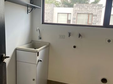 Casa 4 dormitorios + Estudio y Patio. en Venta. Tumbaco / Tola Chica / Conjunto Savanne