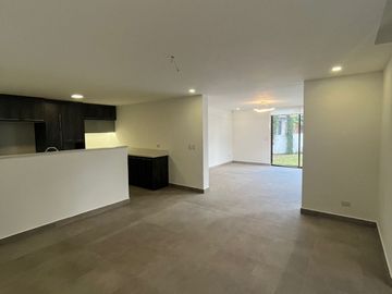 Casa 4 dormitorios + Estudio y Patio. en Venta. Tumbaco / Tola Chica / Conjunto Savanne