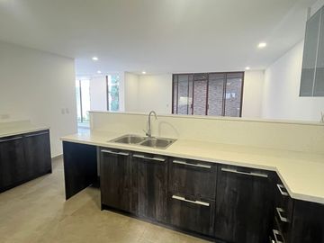 Casa 4 dormitorios + Estudio y Patio. en Venta. Tumbaco / Tola Chica / Conjunto Savanne