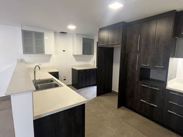 Casa 4 dormitorios + Estudio y Patio. en Venta. Tumbaco / Tola Chica / Conjunto Savanne