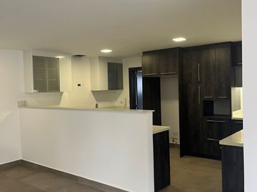 Casa 4 dormitorios + Estudio y Patio. en Venta. Tumbaco / Tola Chica / Conjunto Savanne