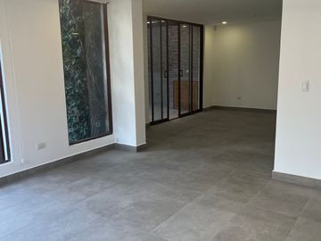 Casa 4 dormitorios + Estudio y Patio. en Venta. Tumbaco / Tola Chica / Conjunto Savanne