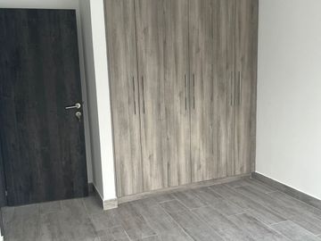 Casa 4 dormitorios + Estudio y Patio. en Venta. Tumbaco / Tola Chica / Conjunto Savanne