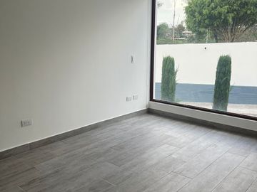 Casa 4 dormitorios + Estudio y Patio. en Venta. Tumbaco / Tola Chica / Conjunto Savanne
