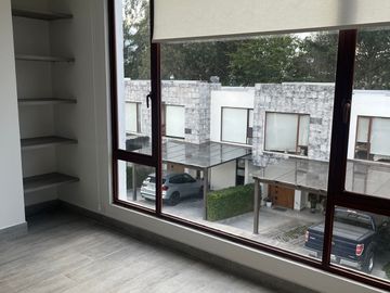 Casa 4 dormitorios + Estudio y Patio. en Venta. Tumbaco / Tola Chica / Conjunto Savanne
