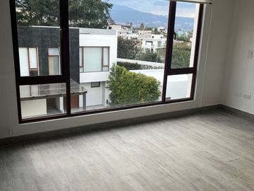 Casa 4 dormitorios + Estudio y Patio. en Venta. Tumbaco / Tola Chica / Conjunto Savanne