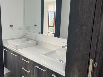 Casa 4 dormitorios + Estudio y Patio. en Venta. Tumbaco / Tola Chica / Conjunto Savanne