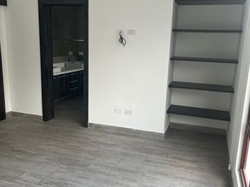 Casa 4 dormitorios + Estudio y Patio. en Venta. Tumbaco / Tola Chica / Conjunto Savanne