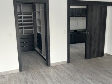 Casa 4 dormitorios + Estudio y Patio. en Venta. Tumbaco / Tola Chica / Conjunto Savanne