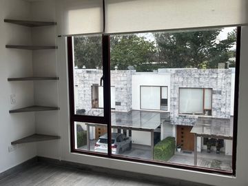 Casa 4 dormitorios + Estudio y Patio. en Venta. Tumbaco / Tola Chica / Conjunto Savanne