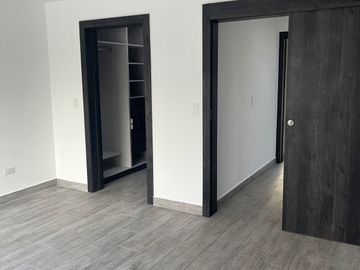 Casa 4 dormitorios + Estudio y Patio. en Venta. Tumbaco / Tola Chica / Conjunto Savanne
