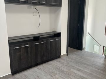 Casa 4 dormitorios + Estudio y Patio. en Venta. Tumbaco / Tola Chica / Conjunto Savanne