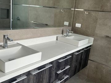 Casa 4 dormitorios + Estudio y Patio. en Venta. Tumbaco / Tola Chica / Conjunto Savanne