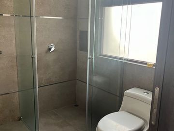 Casa 4 dormitorios + Estudio y Patio. en Venta. Tumbaco / Tola Chica / Conjunto Savanne