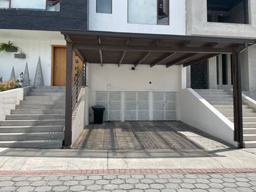 Casa 4 dormitorios + Estudio y Patio. en Venta. Tumbaco / Tola Chica / Conjunto Savanne