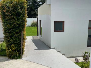 Casa 4 dormitorios + Estudio y Patio. en Venta. Tumbaco / Tola Chica / Conjunto Savanne