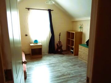 CASA DE 3 PISOS CON 4D+2B+1E EN BARRIO RESIDENCIAL.