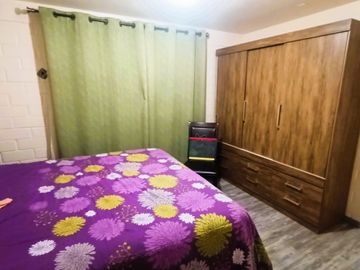 CASA DE 3 PISOS CON 4D+2B+1E EN BARRIO RESIDENCIAL.
