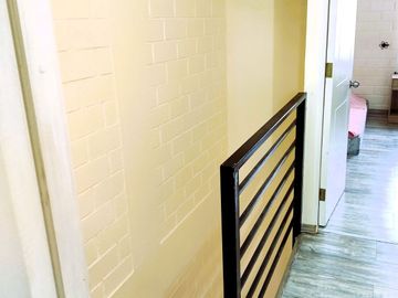CASA DE 3 PISOS CON 4D+2B+1E EN BARRIO RESIDENCIAL.