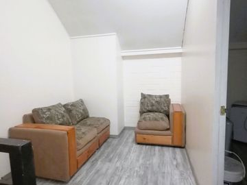 CASA DE 3 PISOS CON 4D+2B+1E EN BARRIO RESIDENCIAL.