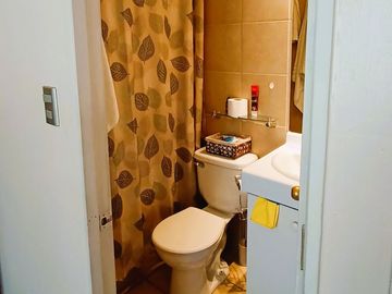 CASA DE 3 PISOS CON 4D+2B+1E EN BARRIO RESIDENCIAL.