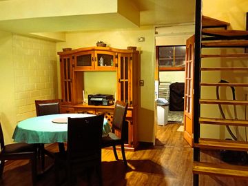 CASA DE 3 PISOS CON 4D+2B+1E EN BARRIO RESIDENCIAL.