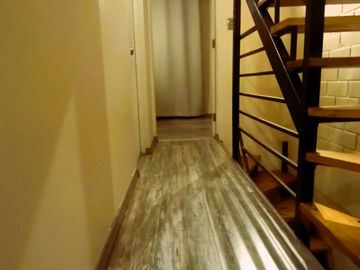CASA DE 3 PISOS CON 4D+2B+1E EN BARRIO RESIDENCIAL.