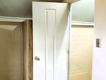 CASA DE 3 PISOS CON 4D+2B+1E EN BARRIO RESIDENCIAL.