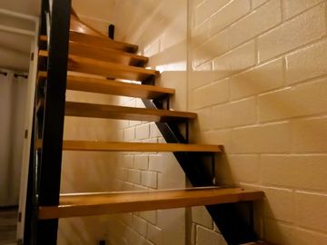 CASA DE 3 PISOS CON 4D+2B+1E EN BARRIO RESIDENCIAL.