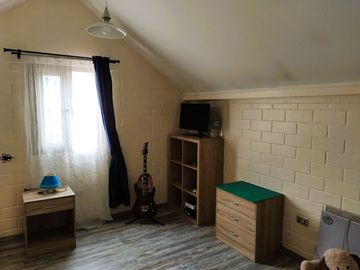 CASA DE 3 PISOS CON 4D+2B+1E EN BARRIO RESIDENCIAL.