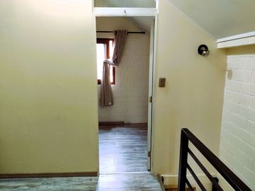CASA DE 3 PISOS CON 4D+2B+1E EN BARRIO RESIDENCIAL.