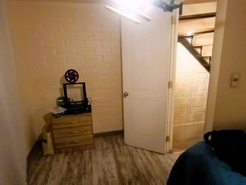 CASA DE 3 PISOS CON 4D+2B+1E EN BARRIO RESIDENCIAL.