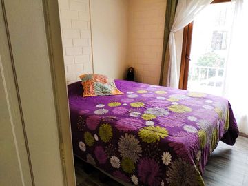 CASA DE 3 PISOS CON 4D+2B+1E EN BARRIO RESIDENCIAL.