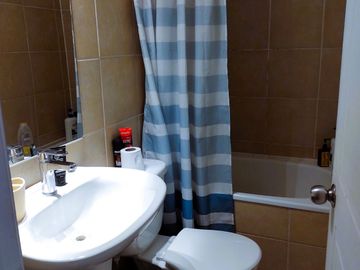 CASA DE 3 PISOS CON 4D+2B+1E EN BARRIO RESIDENCIAL.